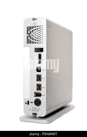 Externe Festplatte auf weißem Hintergrund. Ansicht der Rückseite mit USB-, Firewire- und eSATA-Anschlüsse. Stockfoto
