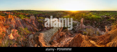 Hochauflösender Wide Panorama von Marafa Depression (Hell's Kitchen Sandstein Canyon) am Nachmittag, bei Sonnenuntergang. Malindi, Kenia. Stockfoto