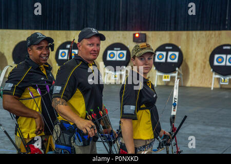(Von links nach rechts) der US-Army Sgt. 1. Klasse Julio Rodriguez, Kapitän Kenny Rodgers, Pfc. Lauren Jahn, Mitglieder von Team Armee, posieren für ein Foto bei der United States Air Force Academy in Colorado Springs, Colorado, 7. Juni 2018. Der DoD-Krieger Spiele ist eine adaptive sports Konkurrenz für Verwundete, Kranke und Verletzte service Mitglieder und Veteranen. Rund 300 Athleten aus Mannschaften aus der Armee, Marine, Luftwaffe, Special Operations Command, Vereinigtes Königreich Streitkräfte, der Kanadischen Streitkräfte, und die Australian Defence Force Juni 1 - Juni 9 im Bogenschießen, Radfahren, Track, Feld, Schießen konkurriert, si Stockfoto