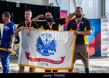 (Von links nach rechts) der US-Army Sgt. Arron Averre, Sgt. David Crook, und Veteran Kapitän Alex Wilson, Mitglieder von Team Armee, posieren für ein Foto bei der United States Air Force Academy in Colorado Springs, Colorado, 7. Juni 2018. Der DoD-Krieger Spiele ist eine adaptive sports Konkurrenz für Verwundete, Kranke und Verletzte service Mitglieder und Veteranen. Rund 300 Athleten aus Mannschaften aus der Armee, Marine, Luftwaffe, Special Operations Command, Vereinigtes Königreich Streitkräfte, der Kanadischen Streitkräfte, und die Australian Defence Force Juni 1 - Juni 9 im Bogenschießen, Radfahren, Track, Feld, Schießen konkurriert, sitti Stockfoto
