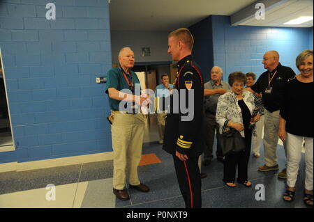 Der Direktor der Coast Guard Band, Lt.Cmdr. Adam Williamson, begrüßt die Mitglieder der öffentlichkeit nach einem Konzert in Woodbridge High School, Greenwood, Indiana, 7. Juni 2018. Die 55 Mitgliedstaaten Coast Guard Band dient als musikalische Botschafter der Küstenwache, die offizielle musikalische Darstellung des Ministeriums für Heimatschutz und der United States Coast Guard. Coast Guard Foto von Petty Officer 2. Klasse Lisa Ferdinando Stockfoto