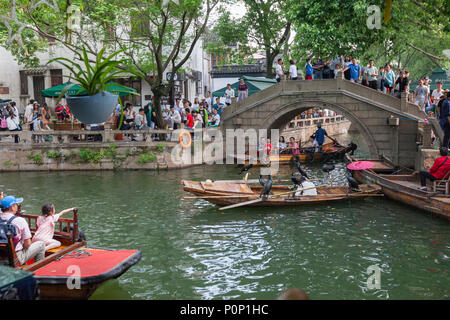 Suzhou, Jiangsu, China. Touristen fahren an einem Kanal in der alten Stadt in der Nähe von Suzhou Tongli, einem beliebten Wochenende Reiseziel. Stockfoto