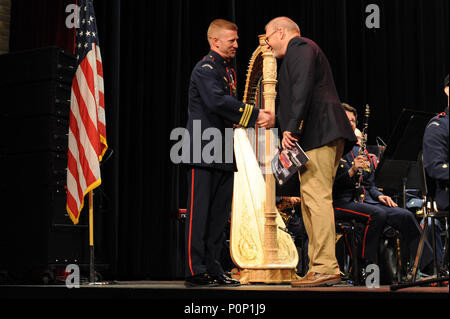 Coast Guard Lt.Cmdr. Adam Williamson, der Dirigent der Coast Guard Band, begrüßt US-Vertreter Morgan Griffith von Virginia's 9th Congressional District an einem Coast Guard Band Konzert in Griffith's District, an der Salem High School, Salem, Virginia, 2. Juni 2018. Das Konzert war Teil der Band 12 Tagestour in der Küstenwache Mid-Atlantic Region als Teil einer öffentlichen übertreffen Bemühung um die Beziehungen zwischen der Küstenwache und der amerikanischen Öffentlichkeit stärken. Coast Guard Foto von Petty Officer 2. Klasse Lisa Ferdinando Stockfoto