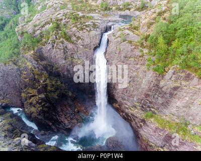 Foto von Manafossen Wasserfall in Norwegen. Luftaufnahme. Ansicht von oben. Stockfoto