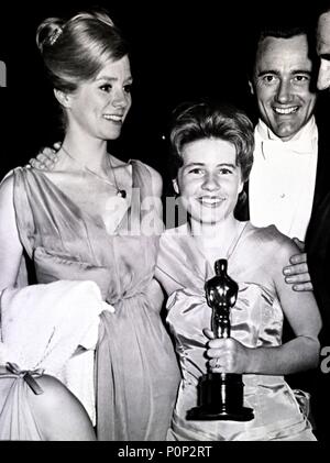 Beschreibung: 35th Academy Awards (1963). Patty Duke, beste Schauspielerin in einer Nebenrolle für "Das Wunder Arbeiter". Robert Vaughn und Inger Stevens begleiten.. Jahr: 1963. Stars: Patty Duke, ROBERT VAUGHN, Inger Stevens. Stockfoto
