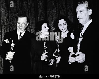 Beschreibung: Die 16. Academy Awards/1944. Paul Lukas, bester Schauspieler für 'Watch auf dem Rhein". Jennifer Jones, Beste Hauptdarstellerin für "Das Lied von Bernadette". Katina Paxinou, beste Schauspielerin in einer Nebenrolle für "Wem die Glocken schlägt". Charles Coburn, bester Schauspieler in einer Nebenrolle für "je mehr desto besser". Jahr: 1944. Stars: PAUL LUKAS; CHARLES COBURN; KATINA PAXINOU; Jennifer Jones. Stockfoto