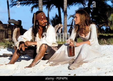 Original Film Titel: PIRATEN DER KARIBISCHEN MEERE: DER FLUCH DER SCHWARZEN PERLE. Englischer Titel: PIRATEN DER KARIBISCHEN MEERE: DER FLUCH DER SCHWARZEN PERLE. Regisseur: Gore Verbinski. Jahr: 2003. Stars: Johnny Depp und Keira Knightley. Credit: TOUCHSTONE PICTURES/Album Stockfoto