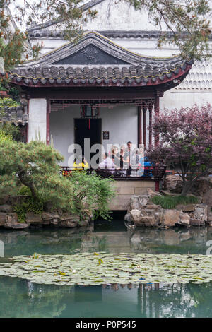 Suzhou, Jiangsu, China. Pavillon mit Blick auf Garten, Teich, Haus des Meisters der Netze. Stockfoto