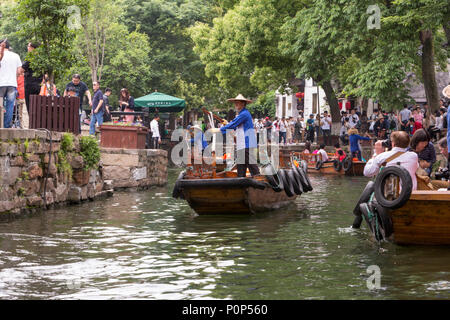 Suzhou, Jiangsu, China. Boote nehmen Touristen auf der Canal reitet in Tongli antiken Stadt in der Nähe von Suzhou. Stockfoto