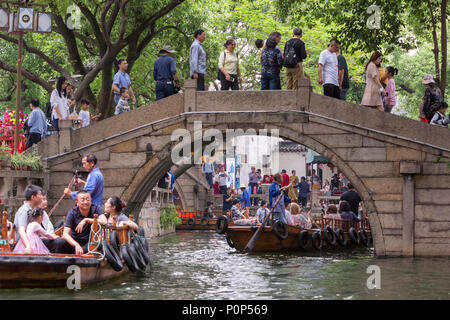 Suzhou, Jiangsu, China. Boote nehmen Touristen auf der Canal reitet in Tongli antiken Stadt in der Nähe von Suzhou. Stockfoto