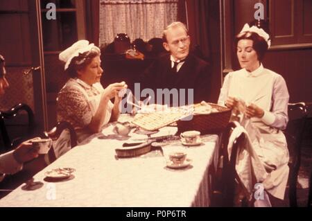 Original Film Titel: Upstairs, Downstairs-TV. Englischer Titel: Upstairs, Downstairs-TV. Regisseur: Bill BAIN; DEREK Bennett. Jahr: 1971. Stars: GORDON JACKSON; JEAN MARSH; ANGELA BADDELEY. Credit: LWT/Album Stockfoto