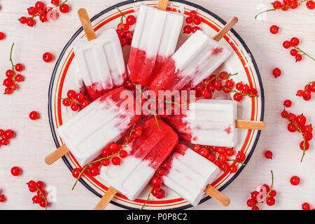 Hausgemachte Beeren und Kokosmilch Eis am Stiel, Ansicht von oben. Stockfoto