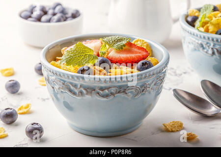 Gesundes Frühstück - Cornflakes mit Früchten und Beeren, selektiven Fokus. Stockfoto