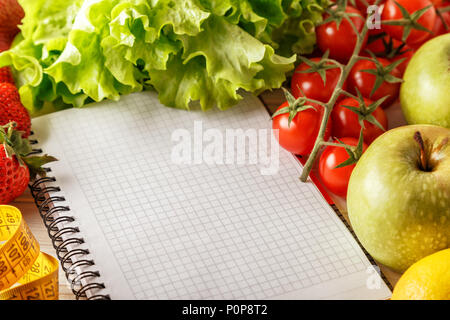 Frisches Gemüse und Obst, Öffnen leeres Notizbuch und Stift auf Holz- Hintergrund. Gesunde Ernährung und gesundes Leben. Stockfoto