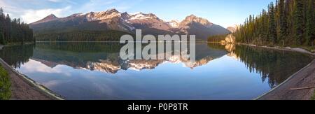 Weiten Panoramablick auf die Landschaft in der Ferne die Rocky Mountains Peaks über Maligne Lake im Jasper National Park, Alberta, Kanada Stockfoto