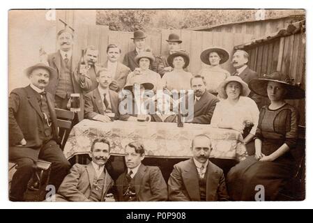 Die tschechoslowakische Republik, ca. 1920: Ein vintage Foto zeigt Menschen während fest, circa 1920. Stockfoto