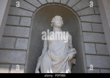 Como, Italien - 22 April, 2018: Blick auf die scientia" Statue in Alessandro Volta Tempel (Tempio Voltiano) Stockfoto