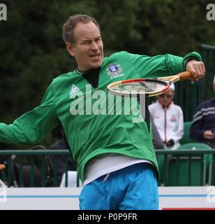 Liverpool, Großbritannien, John McEnroe unterhält in Liverpool Tennis Turnier credit Ian Fairbrother/Alamy Stockfotos Stockfoto