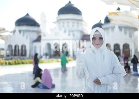 Religiöse schöne asiatische Muslimin hijab tragen Stockfoto