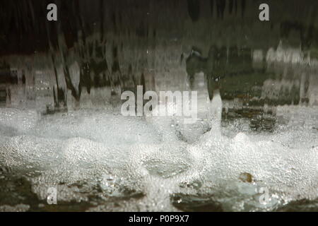 Bewegung des fallenden Wassers aus der Stadt Brunnen gestoppt. Stockfoto