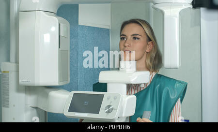 Weibliche Patienten Tests auf zahnmedizinische X-Ray Scanner Stockfoto