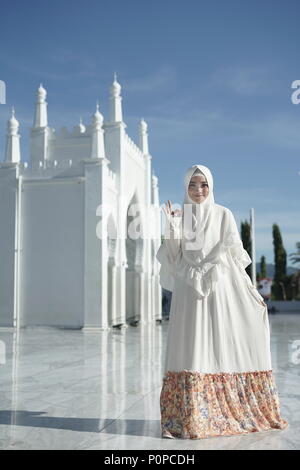 Religiöse schöne asiatische Muslimin hijab tragen Stockfoto