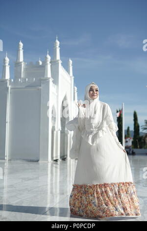 Religiöse schöne asiatische Muslimin hijab tragen Stockfoto