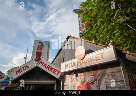 Belgrad, Serbien - Juni 06, 2018: Coca Cola Logo auf einem kleinen Markt durch die getränkemarke gefördert. Coca Cola Company ist einer der größten Soft drink Stockfoto