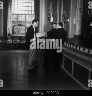 Original Film Titel: Ich gestehe. Englischer Titel: Ich gestehe. Regisseur: Alfred Hitchcock. Jahr: 1953. Stars: Alfred Hitchcock; Montgomery Clift. Quelle: WARNER BROTHERS/Album Stockfoto