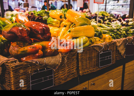 Nahaufnahme von frischem Paprika in Körben verkaufen auf Farmers Market, Rom, Italien Stockfoto