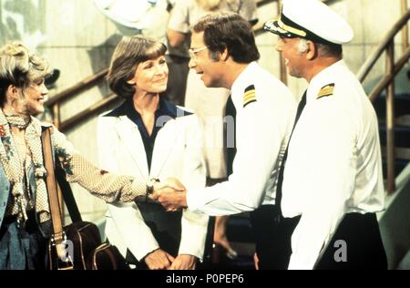 Original Film Titel: LOVE BOAT. Englischer Titel: LOVE BOAT. Jahr: 1977. Stars: GAVIN MACLEOD; Bernie Kopell; LAUREN TEWES. Credit: Aaron Spelling PROD./DOUGLAS S. CRAMER CO./Album Stockfoto