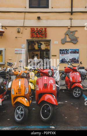 Rom, Italien, 10. MÄRZ 2018: bunte Roller auf der Straße von Rom geparkt Stockfoto