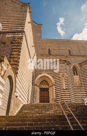 Low Angle View von Treppen und Mauern der Dom von Orvieto in Orvieto, Rom, Italien Stockfoto