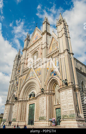 Vorort von Orvieto, Rom, Italien, 14. MÄRZ 2018: Low Angle View der Dom von Orvieto Stockfoto