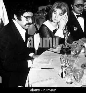 Beschreibung: Die 41th Academy Awards/1961. Elliott Gould mit Barbra Streisand, Beste Hauptdarstellerin Gewinner für die "Funny Girl". Jahr: 1969. Stars: BARBRA STREISAND; Elliott Gould. Stockfoto