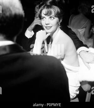 Beschreibung: Die amerikanische Schauspielerin Natalie Wood bei den Oscars. Original Film Titel: FILM GESCHICHTE: Oscars. Englischer Titel: FILM GESCHICHTE: Oscars. Jahr: XX dC. Stars: Warren Beatty; Natalie Wood. Stockfoto