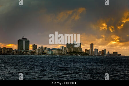 Sonnenuntergang Wolken und Blick auf die Uferpromenade Malecón Street und dem Stadtteil Vedado, Havanna, Kuba Stockfoto