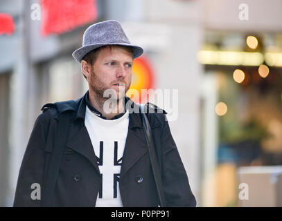 Schwedische Mann in Drottninggatan Straße, Stockholm Stockfoto