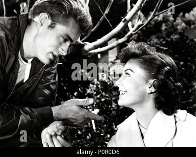 Original Film Titel: REBELLEN OHNE URSACHE. Englischer Titel: REBELLEN OHNE URSACHE. Regisseur: Nicholas Ray. Jahr: 1955. Stars: Natalie Wood, James Dean. Quelle: WARNER BROTHERS/Album Stockfoto