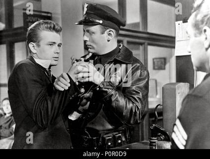 Original Film Titel: REBELLEN OHNE URSACHE. Englischer Titel: REBELLEN OHNE URSACHE. Regisseur: Nicholas Ray. Jahr: 1955. Stars: James Dean. Quelle: WARNER BROTHERS/Album Stockfoto