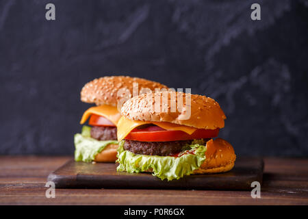 Foto von zwei frische Hamburger Stockfoto