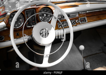 Berlin, Deutschland - Juni 09, 2018: Lenkrad, Armaturenbrett und Innenraum der schönen Oldtimer Cockpit bei Classic Days, ein Oldtimer Event für vintag Stockfoto