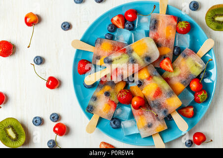 Hausgemachte Eis am Stiel mit Beeren und Früchte, Ansicht von oben. Stockfoto