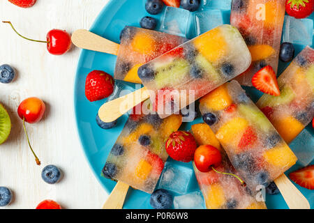 Hausgemachte Eis am Stiel mit Beeren und Früchte, Ansicht von oben. Stockfoto