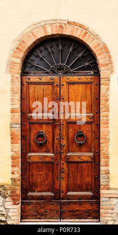 Braunes Holz alte Tür in der Mitte von San Gimignano, Toskana, Italien. Stockfoto