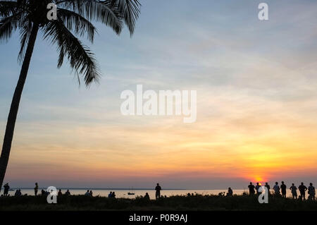 Touristen den Sonnenuntergang am Mindil Beach Sunset Märkte in Darwin, Northern Territory, Australien. Stockfoto