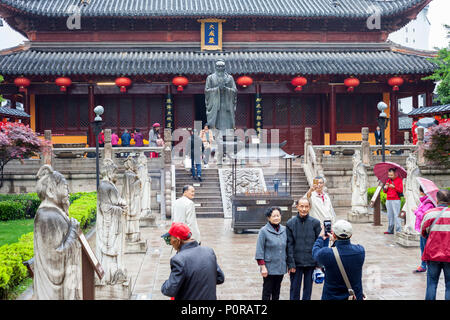 Nanjing, Jiangsu, China. Besucher im Innenhof des konfuzianischen Tempel. Stockfoto