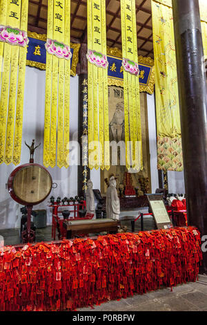 Nanjing, Jiangsu, China. Porträt von Konfuzius in der Dacheng Tempelbau der konfuzianischen Tempel Komplex. Roten Dingern sind Gebete für Glück Stockfoto