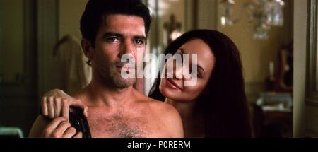 Seksual sargish qiz ozining pushti mushukini yaqindan korsatmoqda