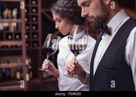 Zwei Sommeliers, männlichen und weiblichen Weinprobe Rotwein im Keller Stockfoto